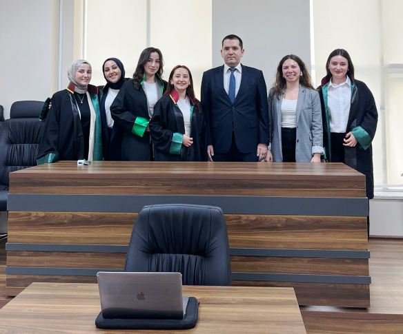 Hukuk Fakültesinde hukuk yargılamasında basit yargılama usulünde kurgusal duruşmalar yapıldı.
