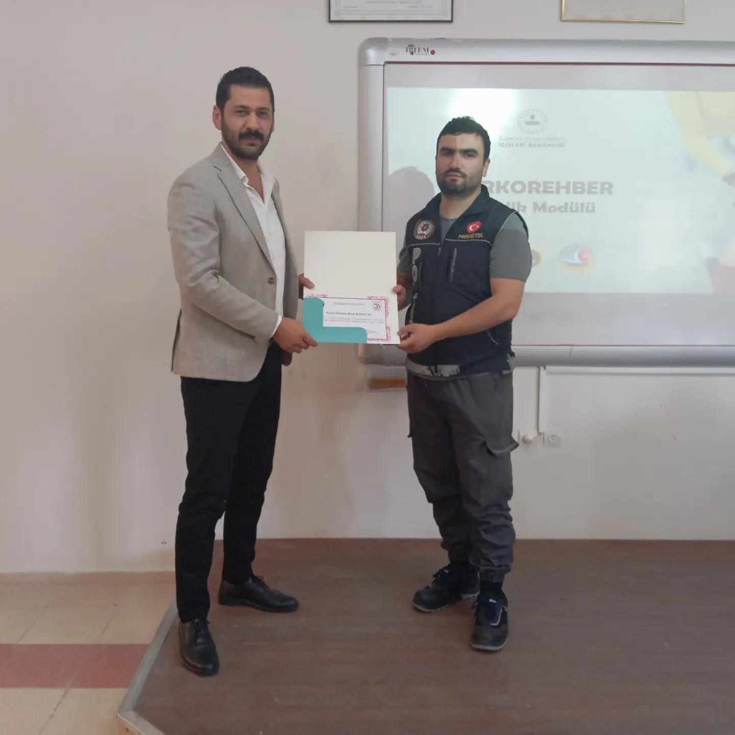 Sn. Mehmet Raşit BABACAN'ın Sunumu ile "Narkorehber Gençlik Semineri" Gerçekleştirildi