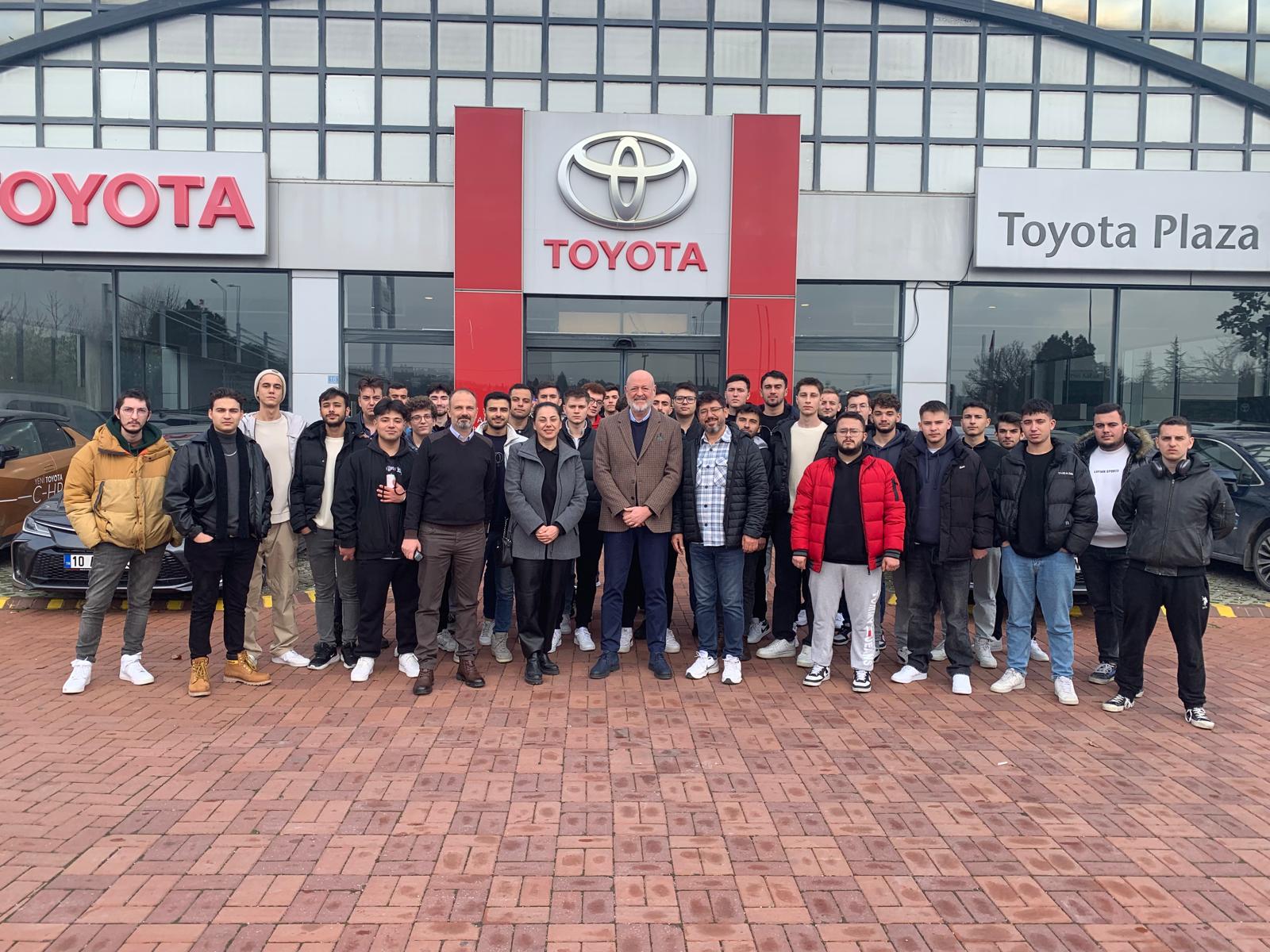 Balıkesir Meslek Yüksekokulu Otomotiv Teknolojisi Programı 1. sınıf öğrencileri Toyota Altan Plaza Balıkesir yetkili servisine teknik gezi gerçekleştirildi.