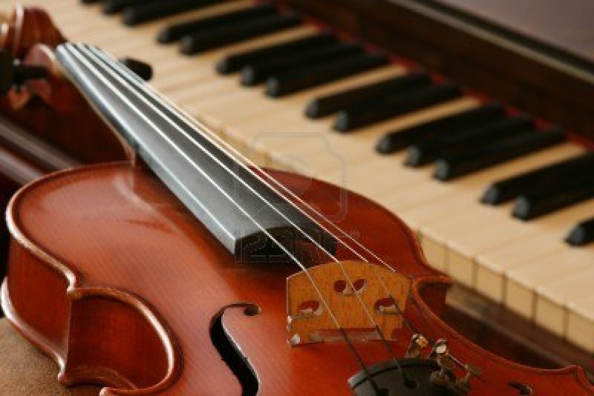 0a28003a48f14cd95250780-old-violin-and-an-old-walnut-piano.jpg
