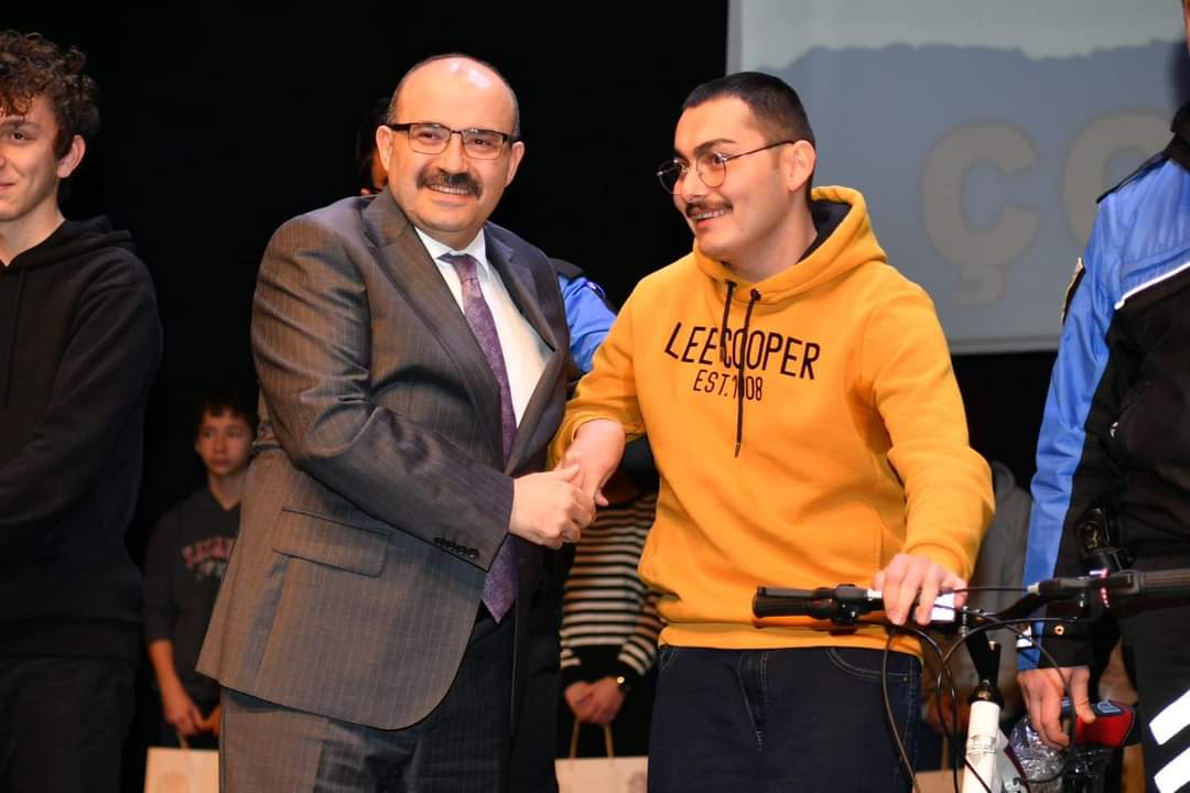 Baki Can Aydın Şiir Yarışmasında “Sen Benim Vatanımsın” Şiiri ile Birinci Oldu.