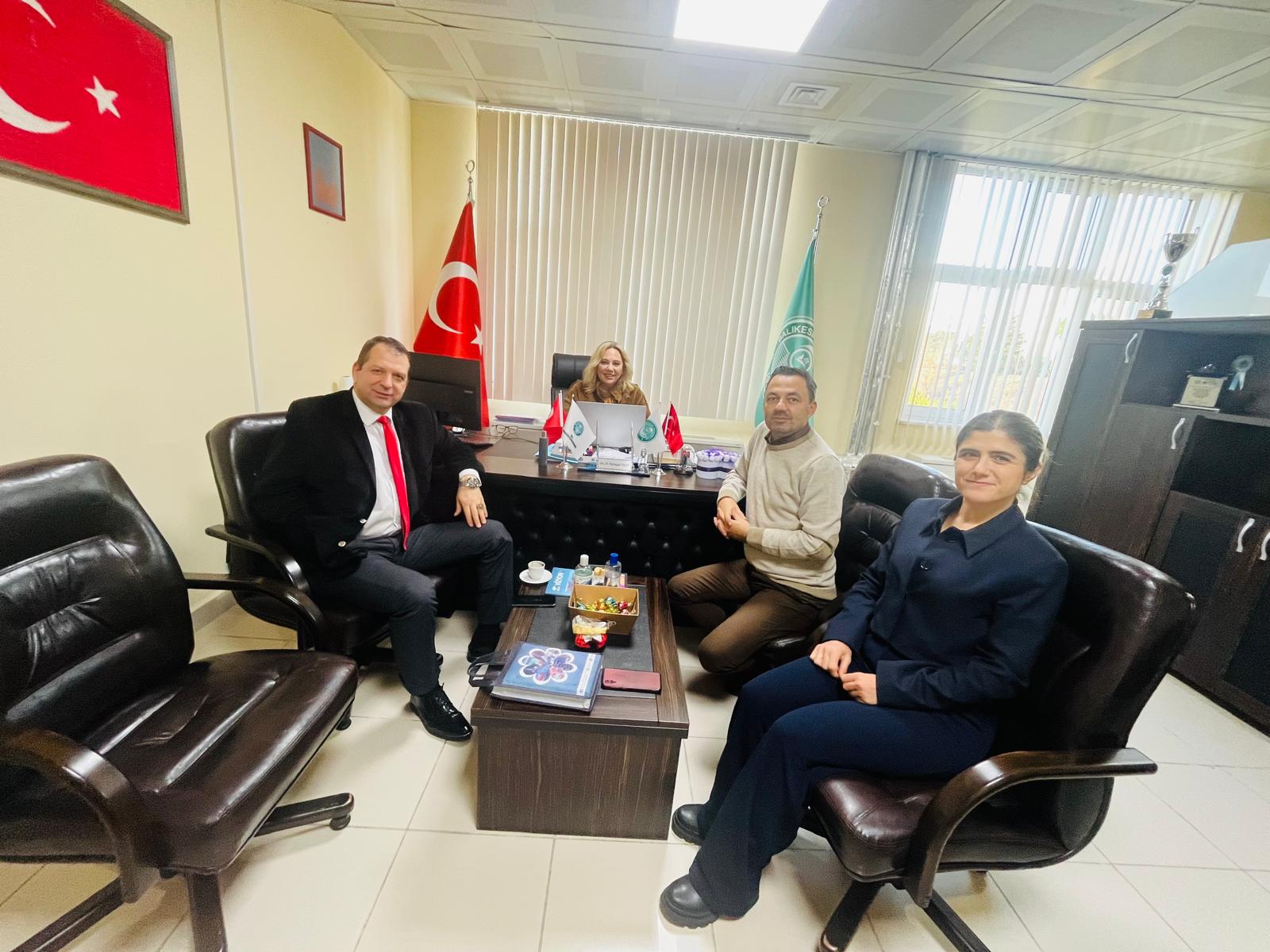 MTA Kuzeybatı Anadolu Bölge Müdürü Özgür ÖZGÜÇ, Balıkesir Meslek Yüksekokulu Müdürü Doç. Dr. Fatmagül Tolun'a hayırlı olsun ziyaretinde bulundu.