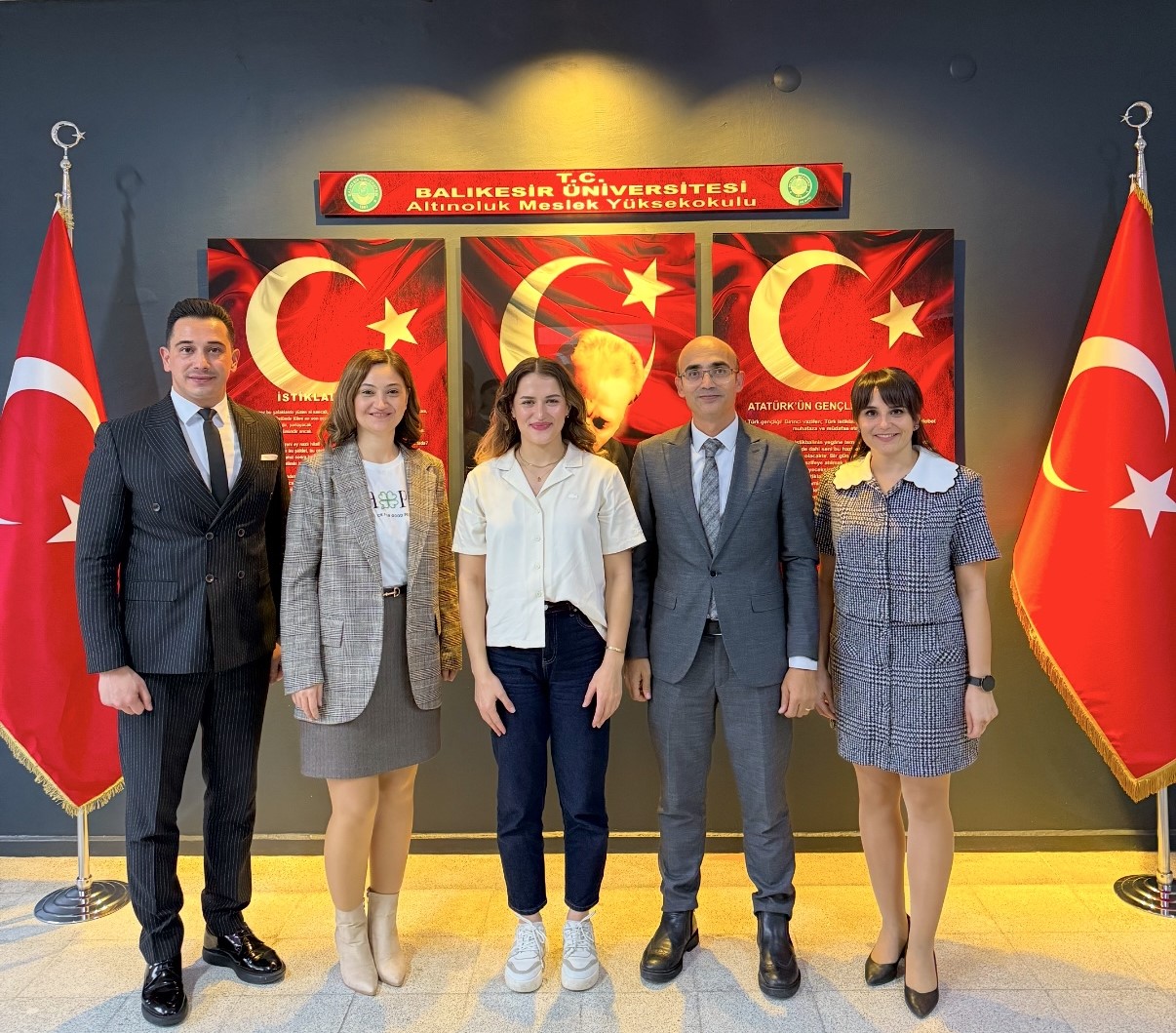 Milli Boksör Esra Yıldız Kahraman, Körfez Bölgesindeki BAÜN’lüler ile Buluştu 5