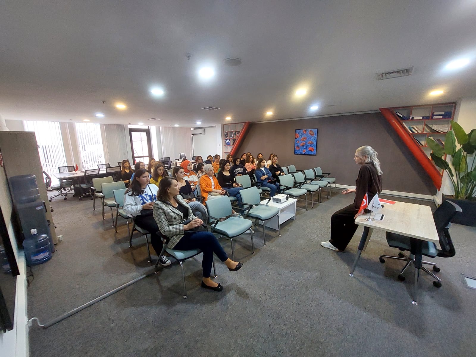 Bölümümüz Öğrencileri Girişimcilik Eğitimleri kapsamında NE10 Şehir Araştırmaları ve Teknoloji Geliştirme Merkezi'ne Ziyaret gerçekleştirdi