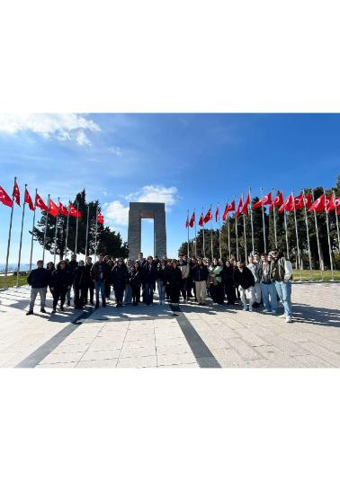 18.02.2024 Turizm Rehberliği Bölüm Başkanı Prof. Dr. Özlem KÖROĞLU Gözetiminde Çanakkale Bölgesel Turist Rehberleri Odası Yönetim Kurulu Üyesi Ercan YAVUZ Rehberliğinde Çanakkale Şavaşları Tarihi Gelibolu Yarımadası Uygulama&Eğitim Gezisi 