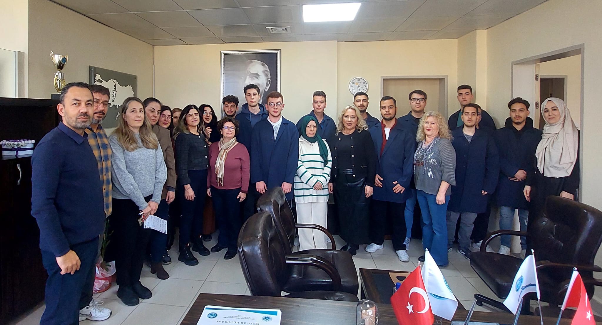 Balıkesir Meslek Yüksekokulu Tekstil Teknolojisi Programı öğrencileri Hazır Giyim Üretimi Dersi kapsamın da Otomotiv Programı için iş önlüğü üretimi yaptı.