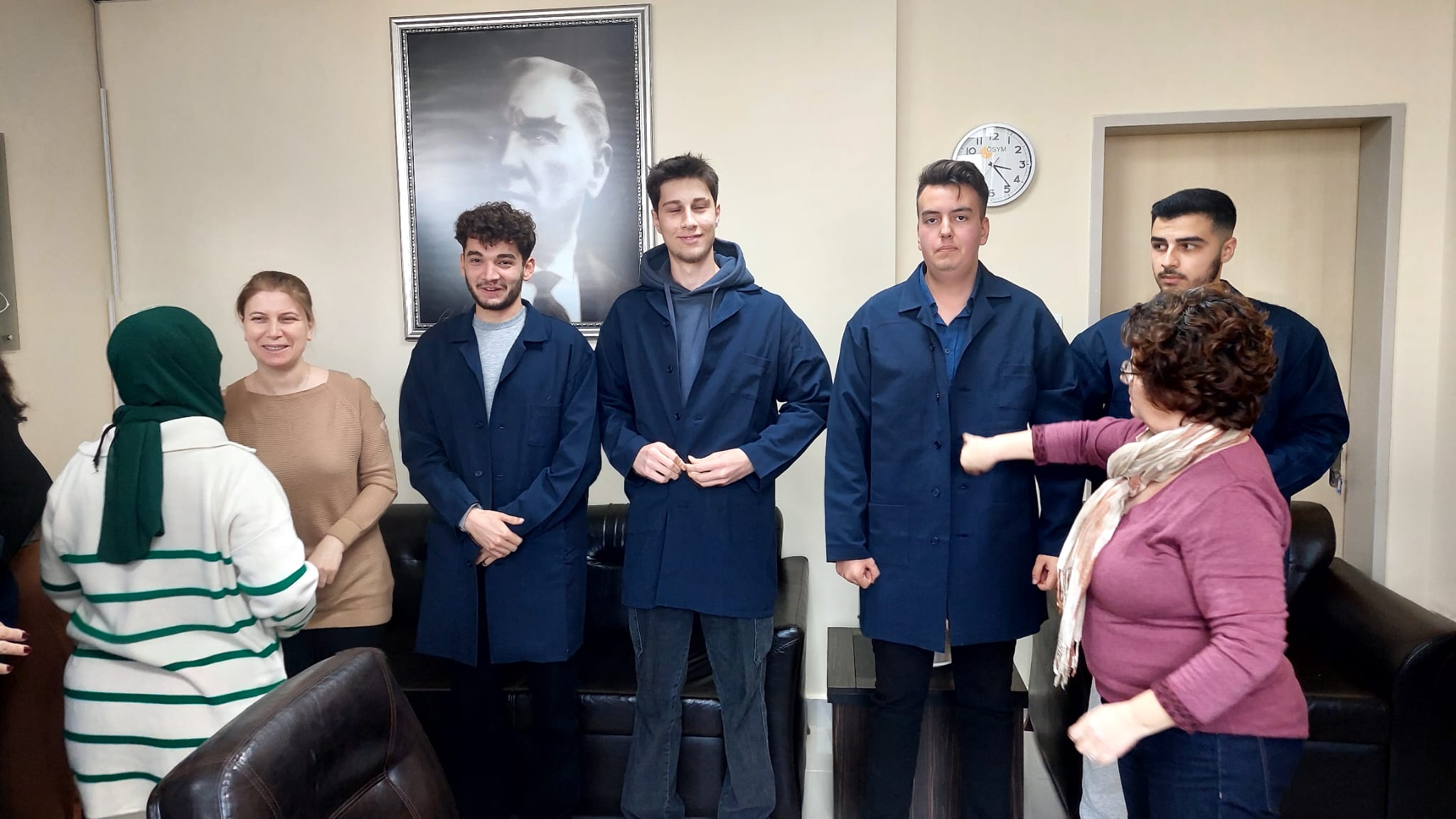 Balıkesir Meslek Yüksekokulu Tekstil Teknolojisi Programı öğrencileri Hazır Giyim Üretimi Dersi kapsamın da Otomotiv Programı için iş önlüğü üretimi yaptı. 3