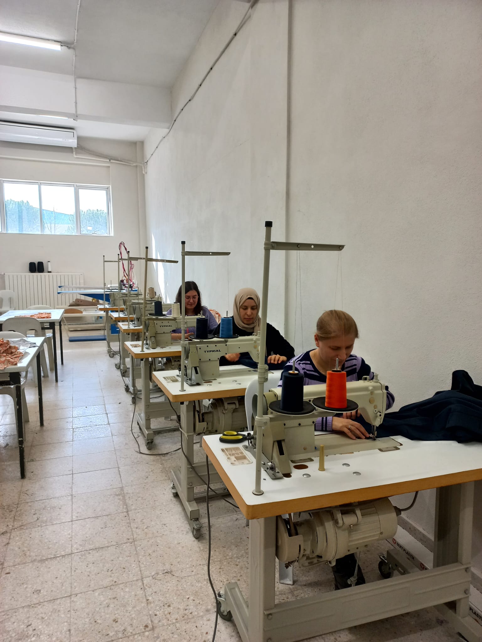 Balıkesir Meslek Yüksekokulu Tekstil Teknolojisi Programı öğrencileri Hazır Giyim Üretimi Dersi kapsamın da Otomotiv Programı için iş önlüğü üretimi yaptı. 5