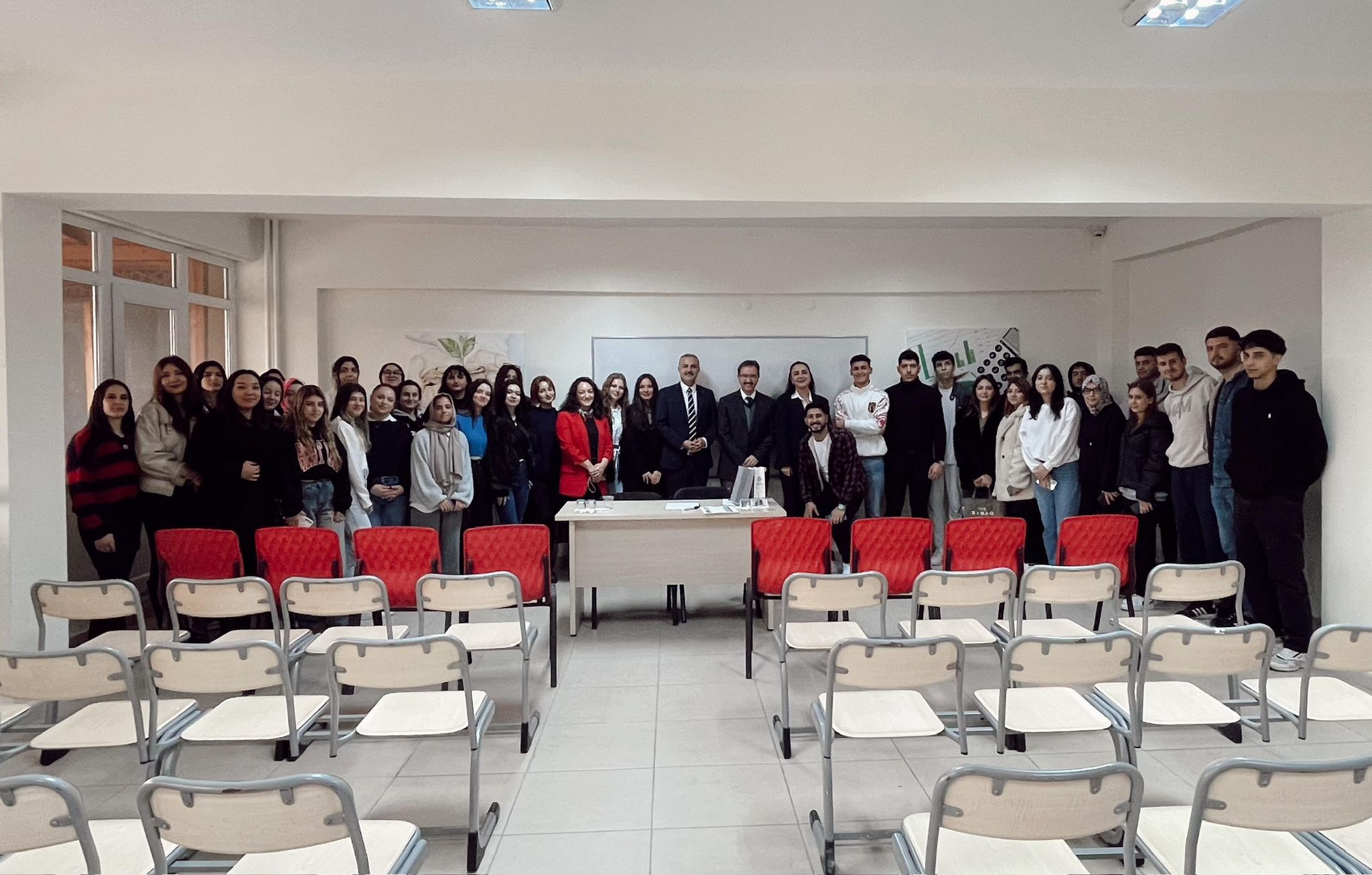 Finans Bankacılık ve Sigortacılık Bölümü öğrencilerine yönelik “Bankacılık Sektör Gelişim ve Değişimleri Üzerine Söyleşi” semineri