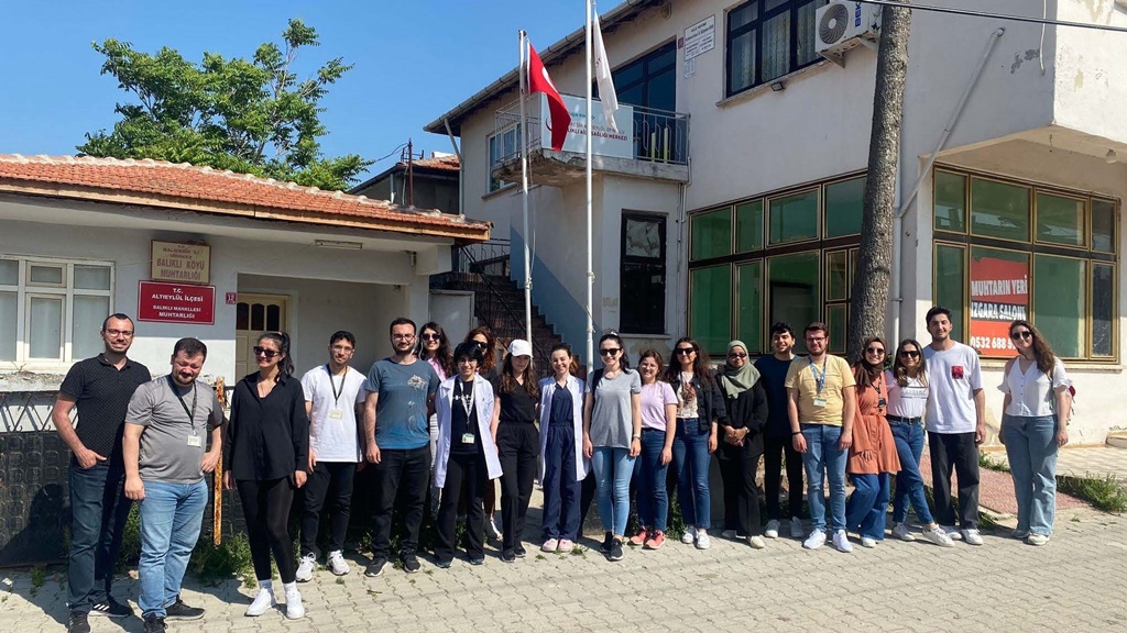 Fakültemiz Halk Sağlığı ile Deri ve Zührevi Hastalıklar Anabilim Dalları tarafından koordineli biçimde uyuz hakkında bilgi, tutum, davranış araştırması ve uyuz taraması gerçekleştirdi.