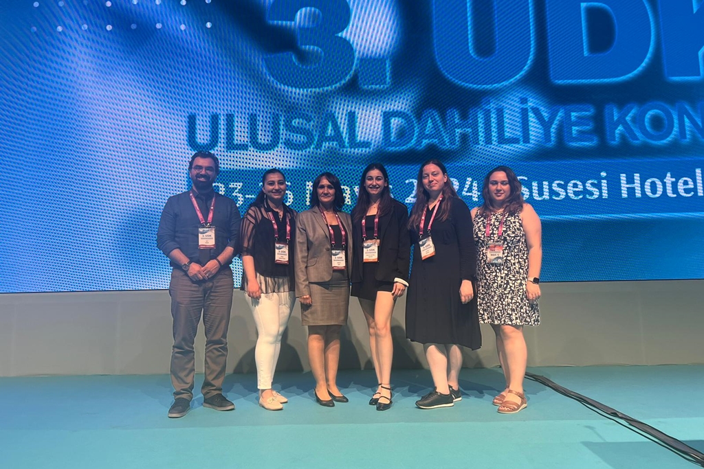 Fakültemiz İç Hastalıkları Anabilim Dalı Öğretim Üyeleri Doç. Dr Hacer Şen, Doç. Dr Ali Kırık, Dr Öğretim Üyesi Özge Kama Başcı Antalya’da düzenlenen 3. Ulusal Dahiliye Kongresi’nde konuşmacı olarak görev alarak Fakültemizi gururla temsil etti.