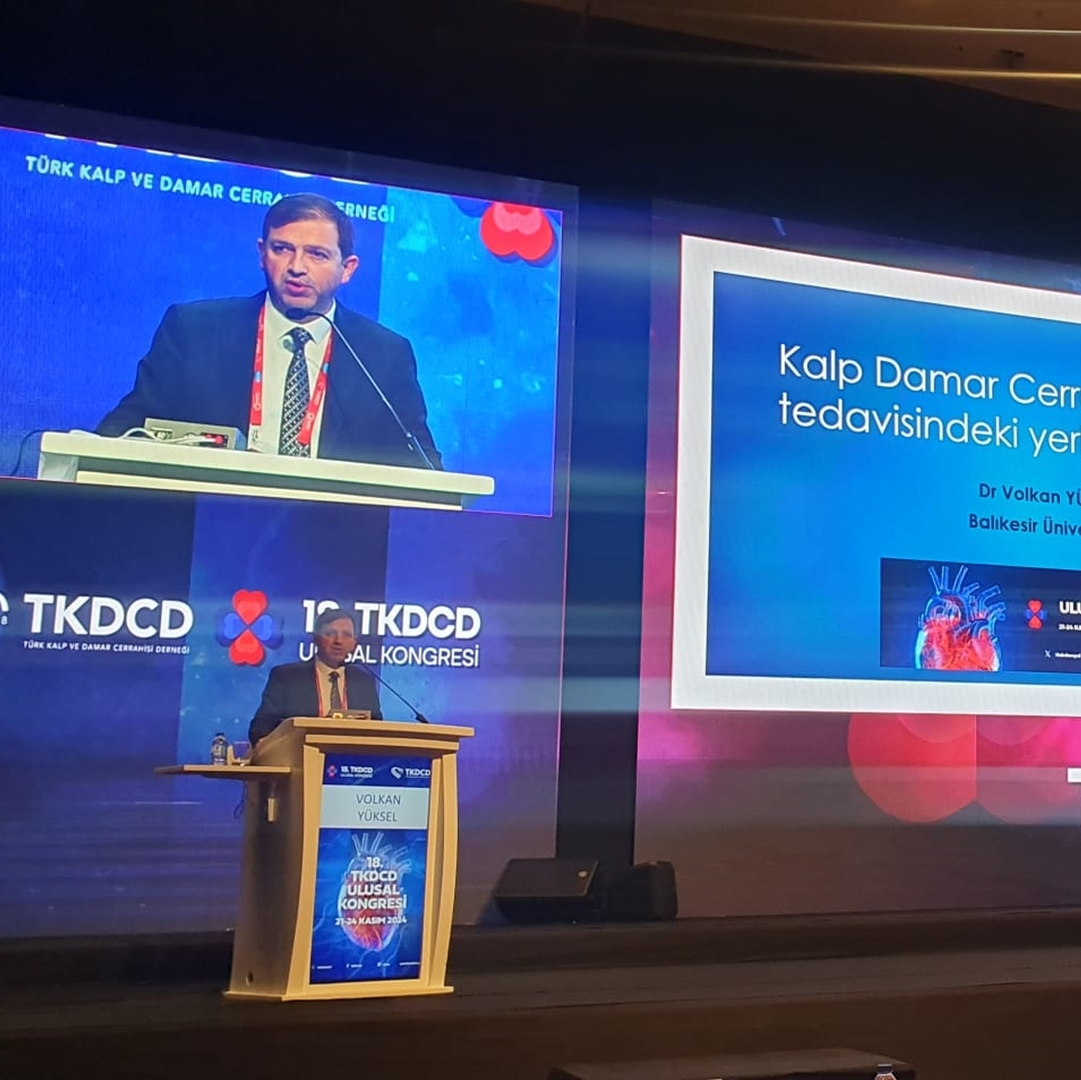 Dekanımız Prof. Dr. Volkan Yüksel 18. Türk Kalp Damar Cerrahisi kongresinde davetli konuşmacı olarak Fakültemizi temsil etti