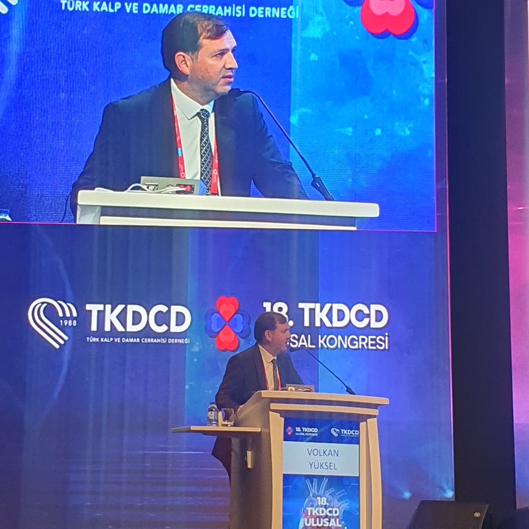 Dekanımız Prof. Dr. Volkan Yüksel 18. Türk Kalp Damar Cerrahisi kongresinde davetli konuşmacı olarak Fakültemizi temsil etti 2