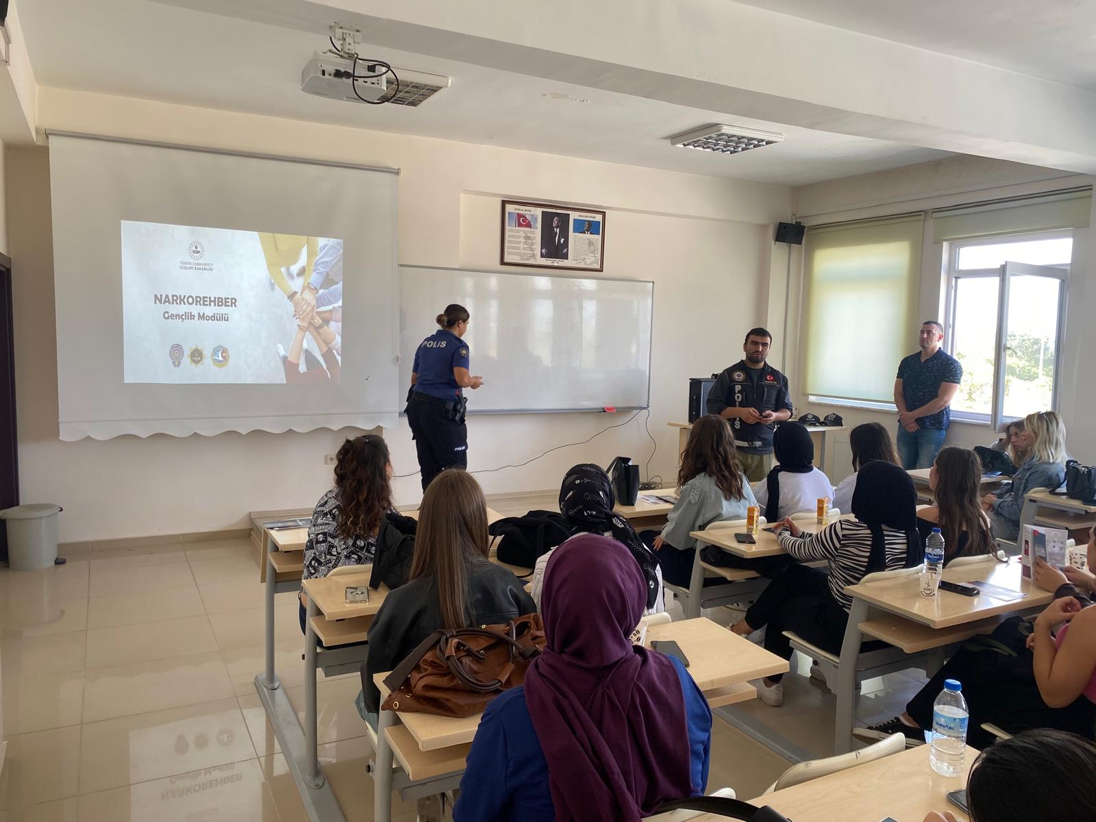 Meslek Yüksekokulumuz öğrencilerine "NarkoRehber Gençlik Modülü" ve "Siber Suçlarla Mücadele ve Siber Zorbalık" eğitimi verildi.
