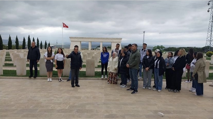 Akademik personelimiz ve öğrencilerimiz Gelibolu Yarımadası'nda bulunan şehitlikleri ziyaret etti. 4