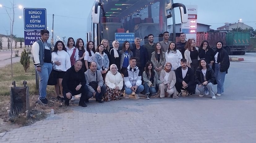 Akademik personelimiz ve öğrencilerimiz Gelibolu Yarımadası'nda bulunan şehitlikleri ziyaret etti. 3