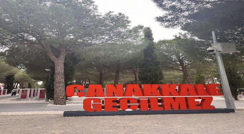 Akademik personelimiz ve öğrencilerimiz Gelibolu Yarımadası'nda bulunan şehitlikleri ziyaret etti. 2