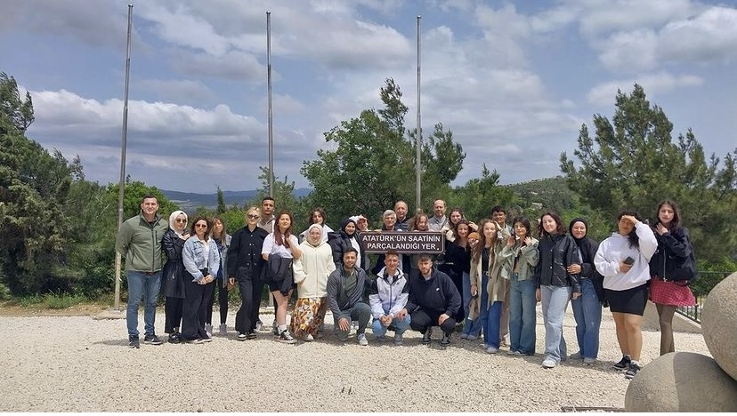 Akademik personelimiz ve öğrencilerimiz Gelibolu Yarımadası'nda bulunan şehitlikleri ziyaret etti. 6