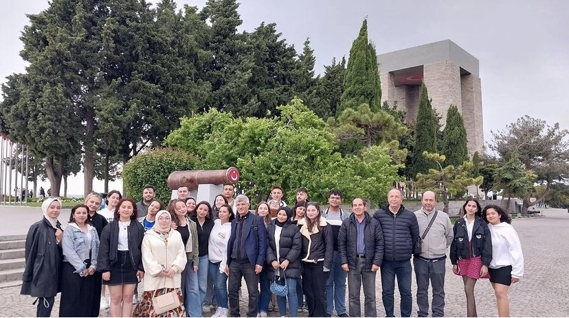Akademik personelimiz ve öğrencilerimiz Gelibolu Yarımadası'nda bulunan şehitlikleri ziyaret etti. 7