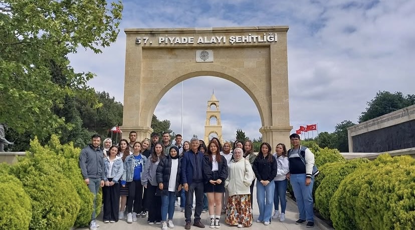 Akademik personelimiz ve öğrencilerimiz Gelibolu Yarımadası'nda bulunan şehitlikleri ziyaret etti.