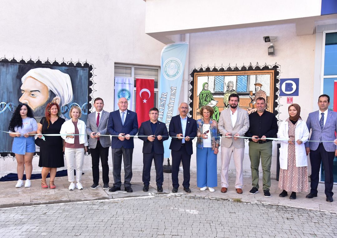 Balıkesir Üniversitesi Tıp Fakültesi Duvarları, Bilim ve Sanatın Buluşma Noktası Oldu