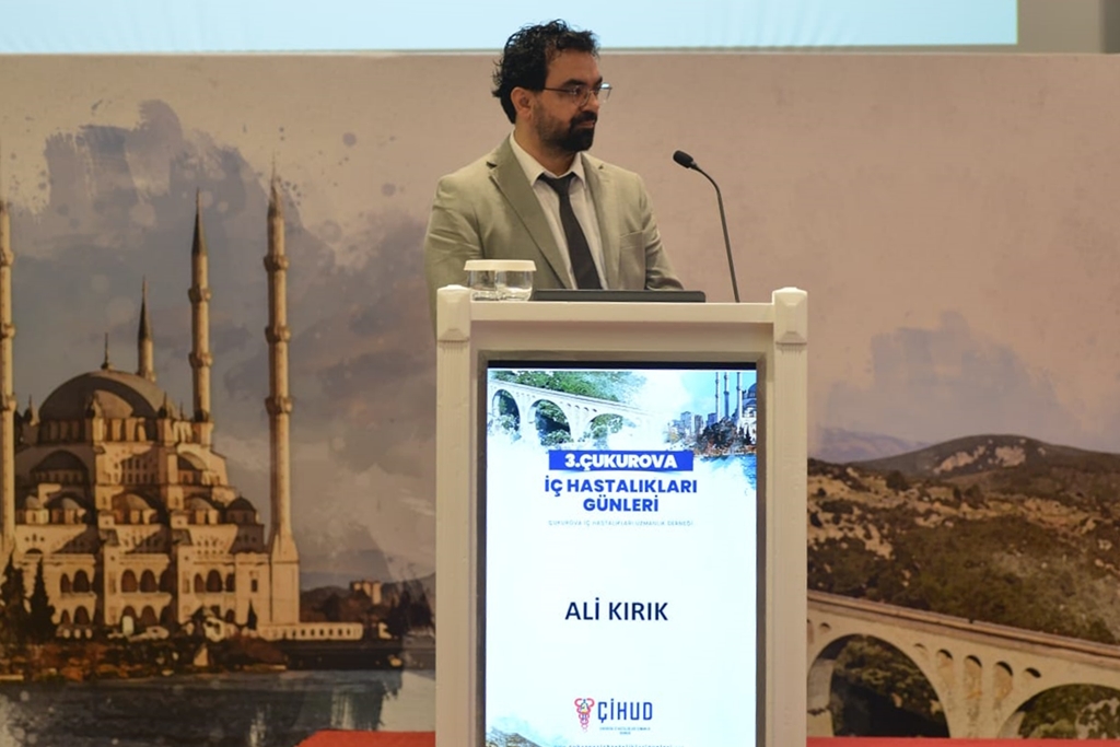 Fakültemiz Öğretim Üyesi Doç. Dr. Ali Kırık Mersin'de düzenlenen 3. Çukurova İç Hastalıkları Günlerinde Fakültemizi temsil etti. 2