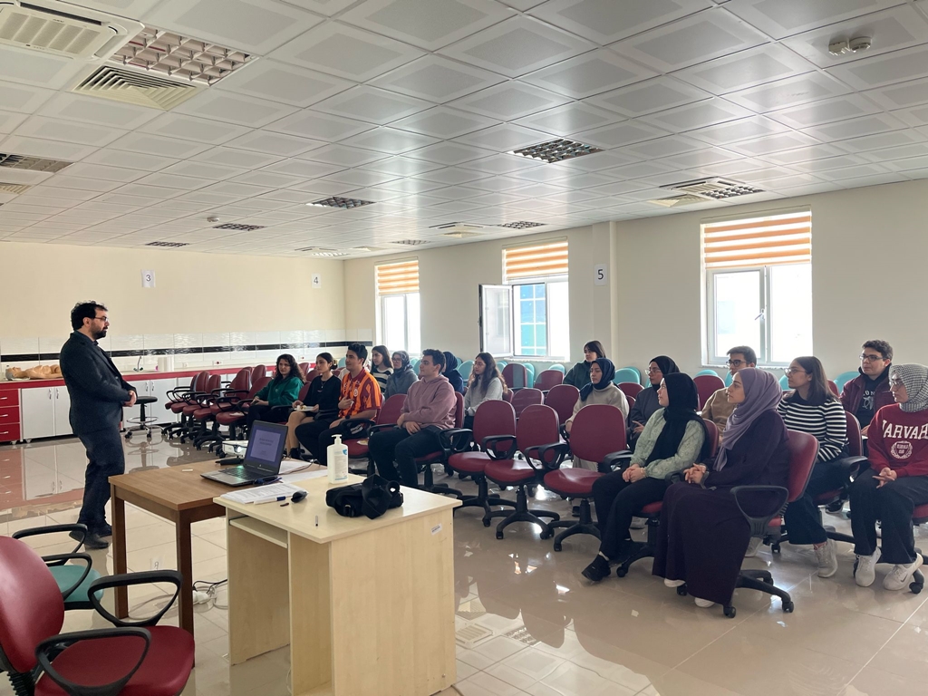Fakültemiz Bilimsel Araştırma Topluluğu'na yönelik Bilimsel Makale okur-yazarlık eğitimi semineri verildi 2