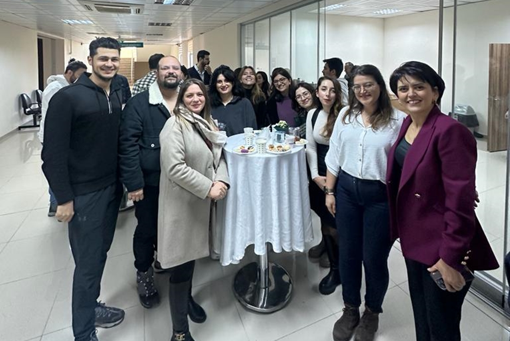 Türk Anesteziyoloji ve Reanimasyon Derneği Marmara Şubesi tarafından Fakültemiz Anesteziyoloji ve Reanimasyon Anabilim Dalı'nın ev sahipliğinde Kardiyovasküler Cerrahi Anestezisinde Hassas Noktalarımız konulu program başarı ile gerçekleştirildi. 9