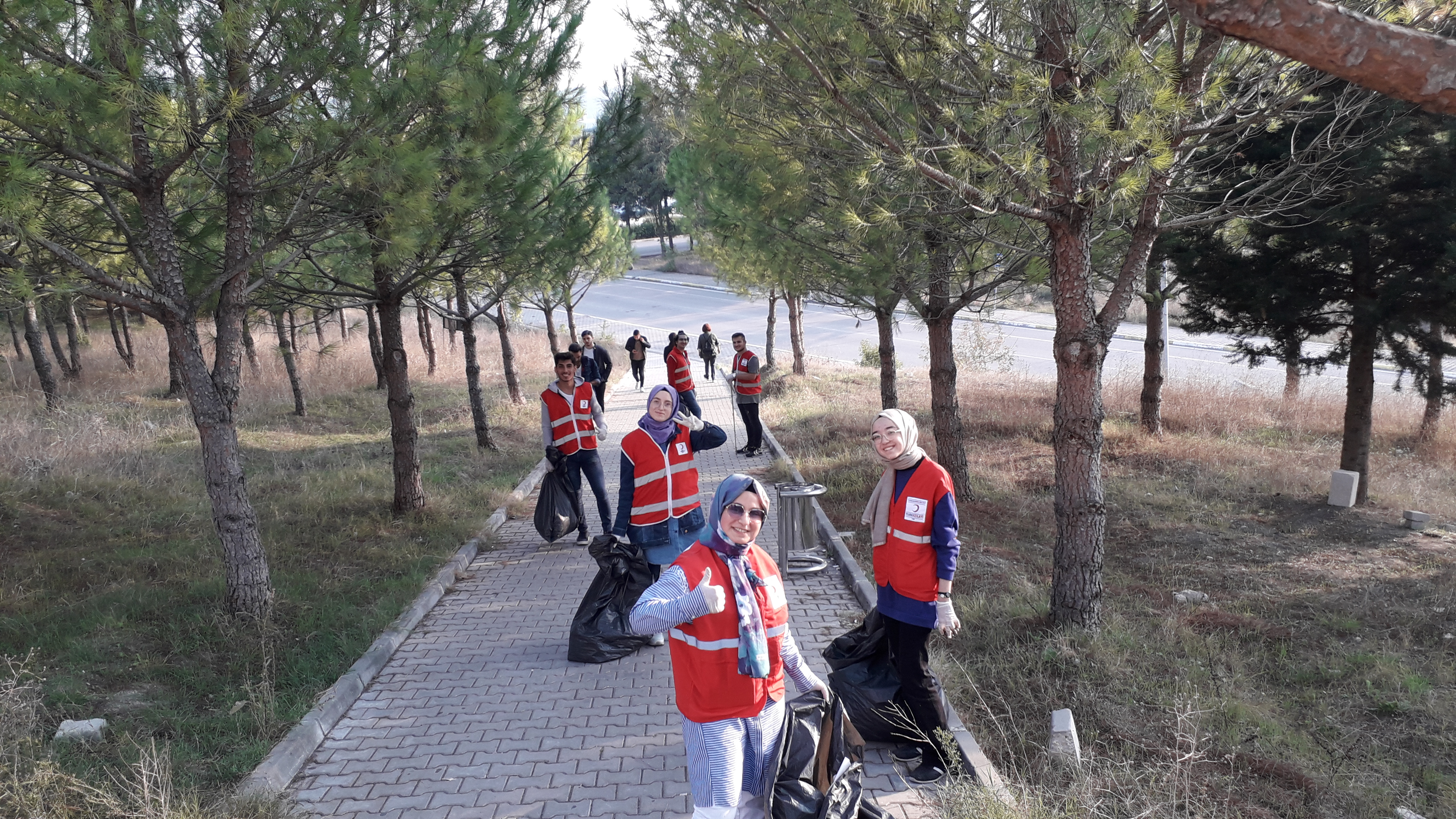 Genç Kızılay Topluluğu Kampüste Çöp Topladı