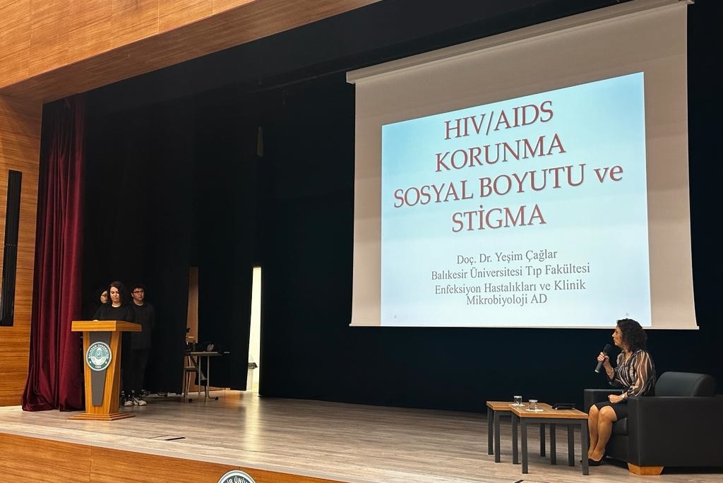 Fakültemiz Öğretim Üyesi Doç. Dr. Yeşim Çağlar 1 Aralık Dünya AIDS günü münasebetiyle Üniversitemiz Sağlık Bilimleri Fakültesi tarafından yapılan HIV Farkındalığı panelinde Fakültemizi gururla temsil etti