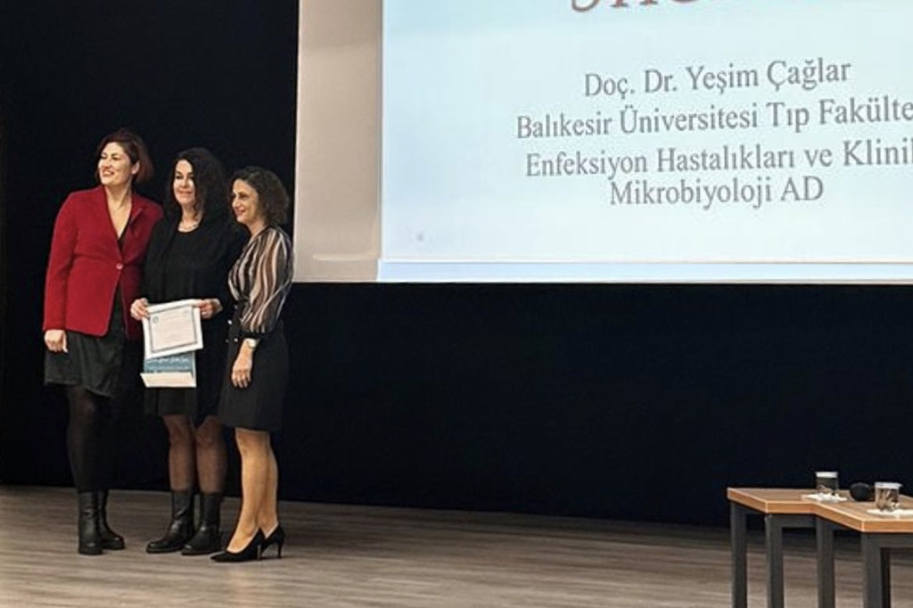 Fakültemiz Öğretim Üyesi Doç. Dr. Yeşim Çağlar 1 Aralık Dünya AIDS günü münasebetiyle Üniversitemiz Sağlık Bilimleri Fakültesi tarafından yapılan HIV Farkındalığı panelinde Fakültemizi gururla temsil etti 2