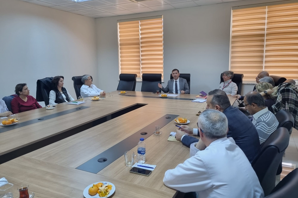 Fakültemiz Dahili Tıp Bilimleri Bölümüne bağlı Anabilim Dalları Başkanları toplantısı Dekanlık Toplantı Salonunda gerçekleştirildi 3