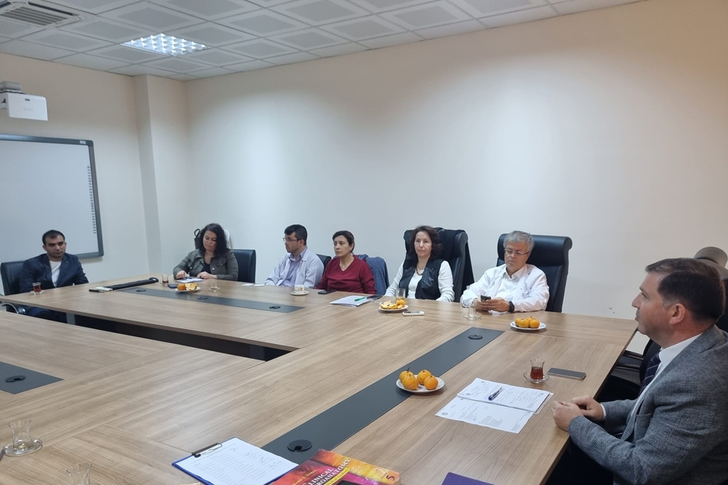 Fakültemiz Dahili Tıp Bilimleri Bölümüne bağlı Anabilim Dalları Başkanları toplantısı Dekanlık Toplantı Salonunda gerçekleştirildi 2