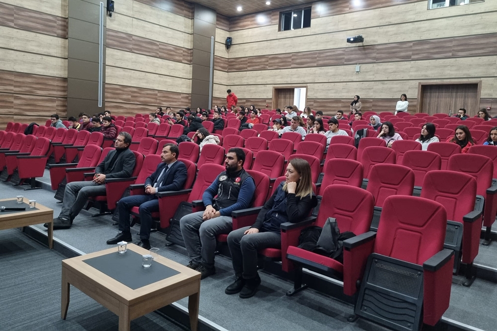 Balıkesir İl Emniyet Müdürlüğü Narkotik Suçlarla Mücadele ile Siber Suçlarla Mücadele Şube Müdürlüğü tarafından Fakültemiz Öğrencilerine yönelik bilgilendirme semineri verildi 3