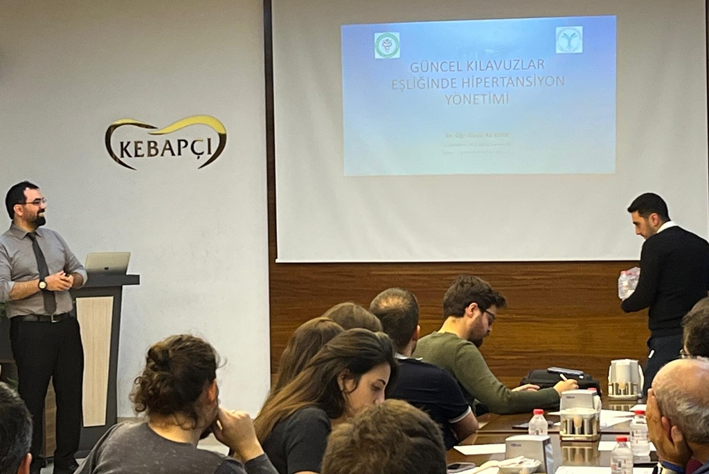 Fakültemiz Öğretim Üyesi Dr. Öğr. Üyesi Ali Kırık İç Hastalıkları Uzmanları Derneği'nin düzenlemiş olduğu Hipertansiyon eğitim toplantısında Fakültemizi temsil etti. 2