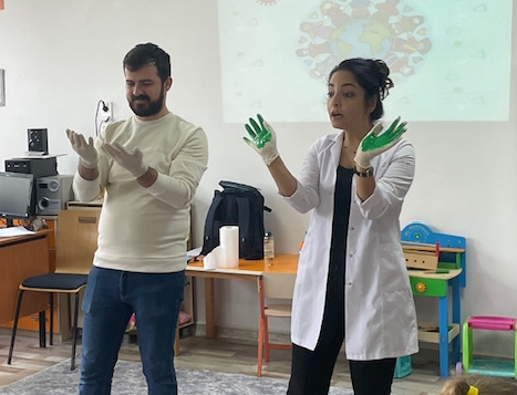 Fakültemiz Enfeksiyon Hastalıkları Anabilim Dalı tarafından Viral Hepatitler, HIV-AIDS, El Hijyeni konulu toplumsal eğitimlere ek olarak bu yılda ana okulu düzeyinde el hijyeni eğitimi verildi 3