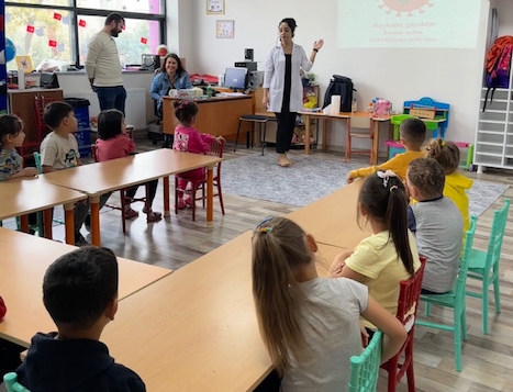 Fakültemiz Enfeksiyon Hastalıkları Anabilim Dalı tarafından Viral Hepatitler, HIV-AIDS, El Hijyeni konulu toplumsal eğitimlere ek olarak bu yılda ana okulu düzeyinde el hijyeni eğitimi verildi