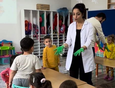 Fakültemiz Enfeksiyon Hastalıkları Anabilim Dalı tarafından Viral Hepatitler, HIV-AIDS, El Hijyeni konulu toplumsal eğitimlere ek olarak bu yılda ana okulu düzeyinde el hijyeni eğitimi verildi 4