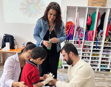 Fakültemiz Enfeksiyon Hastalıkları Anabilim Dalı tarafından Viral Hepatitler, HIV-AIDS, El Hijyeni konulu toplumsal eğitimlere ek olarak bu yılda ana okulu düzeyinde el hijyeni eğitimi verildi 2