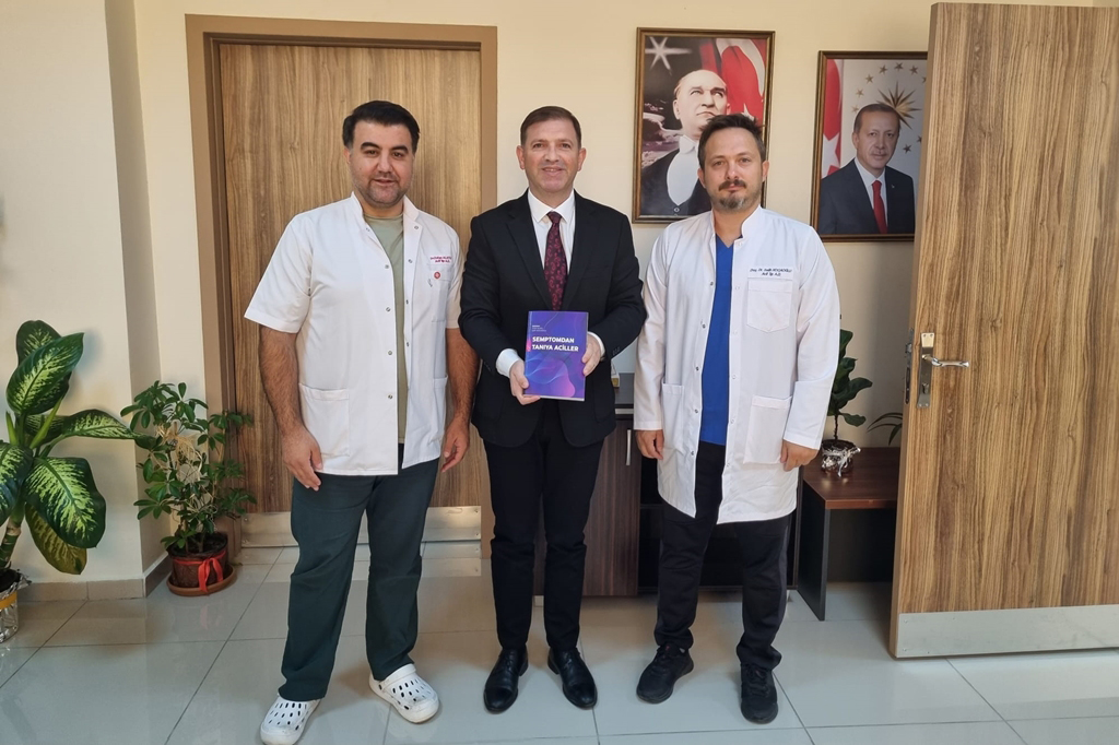 Fakültemiz Acil Tıp Anabilim Dalı Öğretim Üyeleri Doç. Dr. Tufan Alatlı ile Doç. Dr. Salih Kocaoğlu Dekanımıza ziyaretlerini gerçekleştirdi