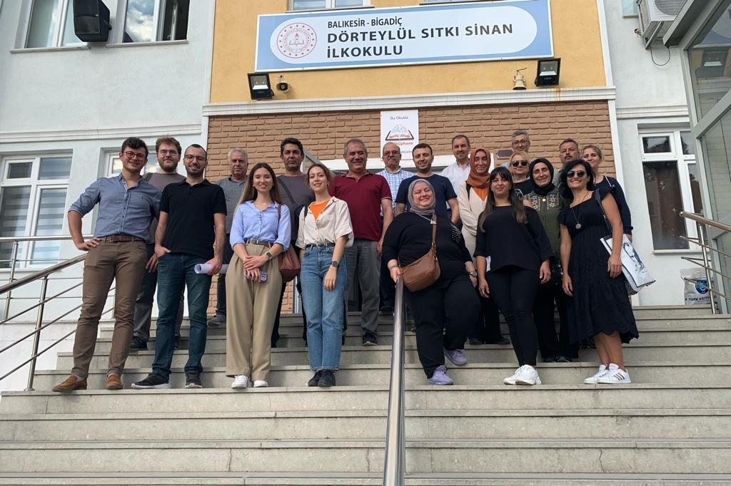 Fakültemiz Halk Sağlığı Anabilim Dalı tarafından Bigadiç İlçe Milli Eğitim Müdürlüğü'ne bağlı 5 tane ilkokul, anaokulu ve ilkokul öğretmenlerine Kızamık ve Kızamık Aşısı eğitimi verildi 5