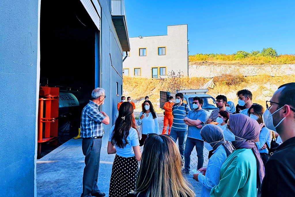 Fakültemiz Halk Sağlığı Anabilim Dalı tarafından BASKİ Balıkesir Merkez Su Arıtma Tesisi ile Balıkesir Büyükşehir Belediyesi Katı Atık Toplama Tesisine eğitim gezisi düzenlendi 2