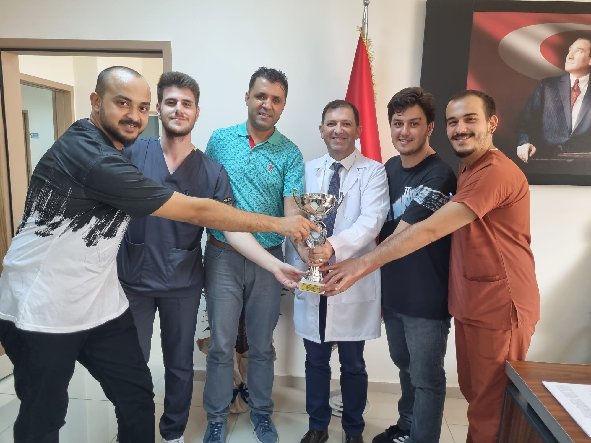 Fakültemiz Voleybol Takımı Dekanımıza ziyaretlerini gerçekleştirdi