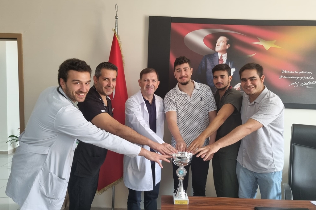 Fakültemiz Basketbol Takımı Dekanımıza ziyaretlerini gerçekleştirdi 2