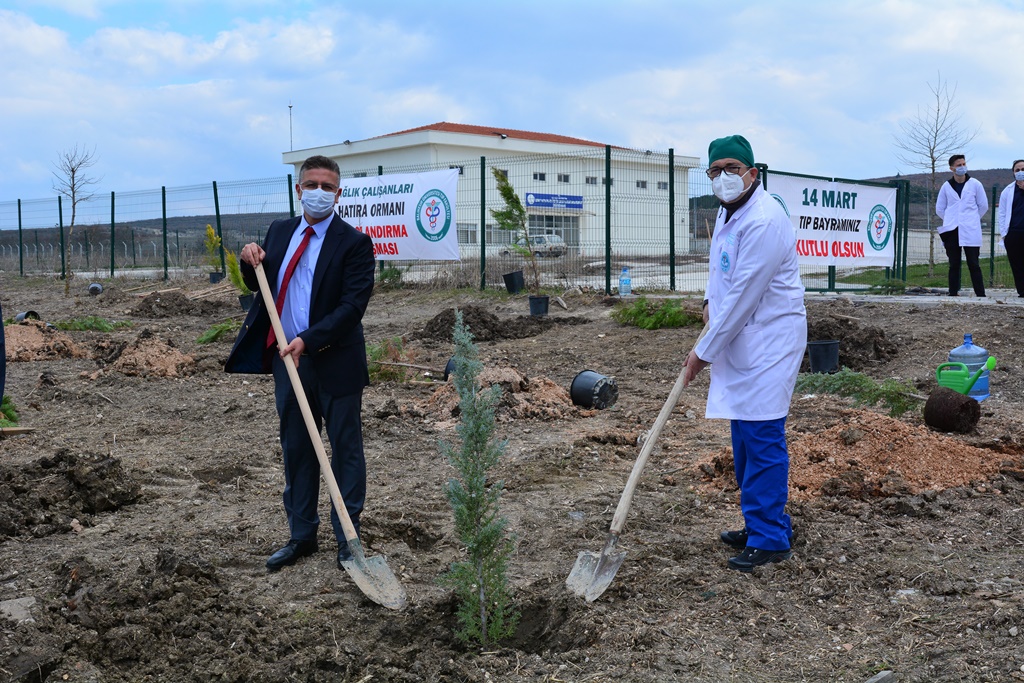 Fidanlar, "Sağlık Çalışanları Hatıra Ormanı" İçin Toprakla Buluştu