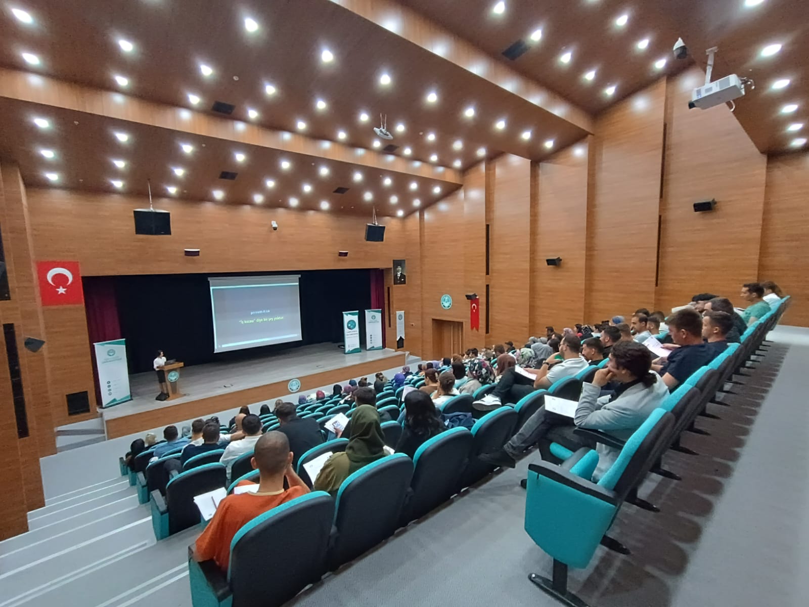 İş Sağlığı ve Güvenliği Koordinatörlüğü Temel İş Sağlığı ve Güvenliği eğitimlerini sürdürüyor. 1