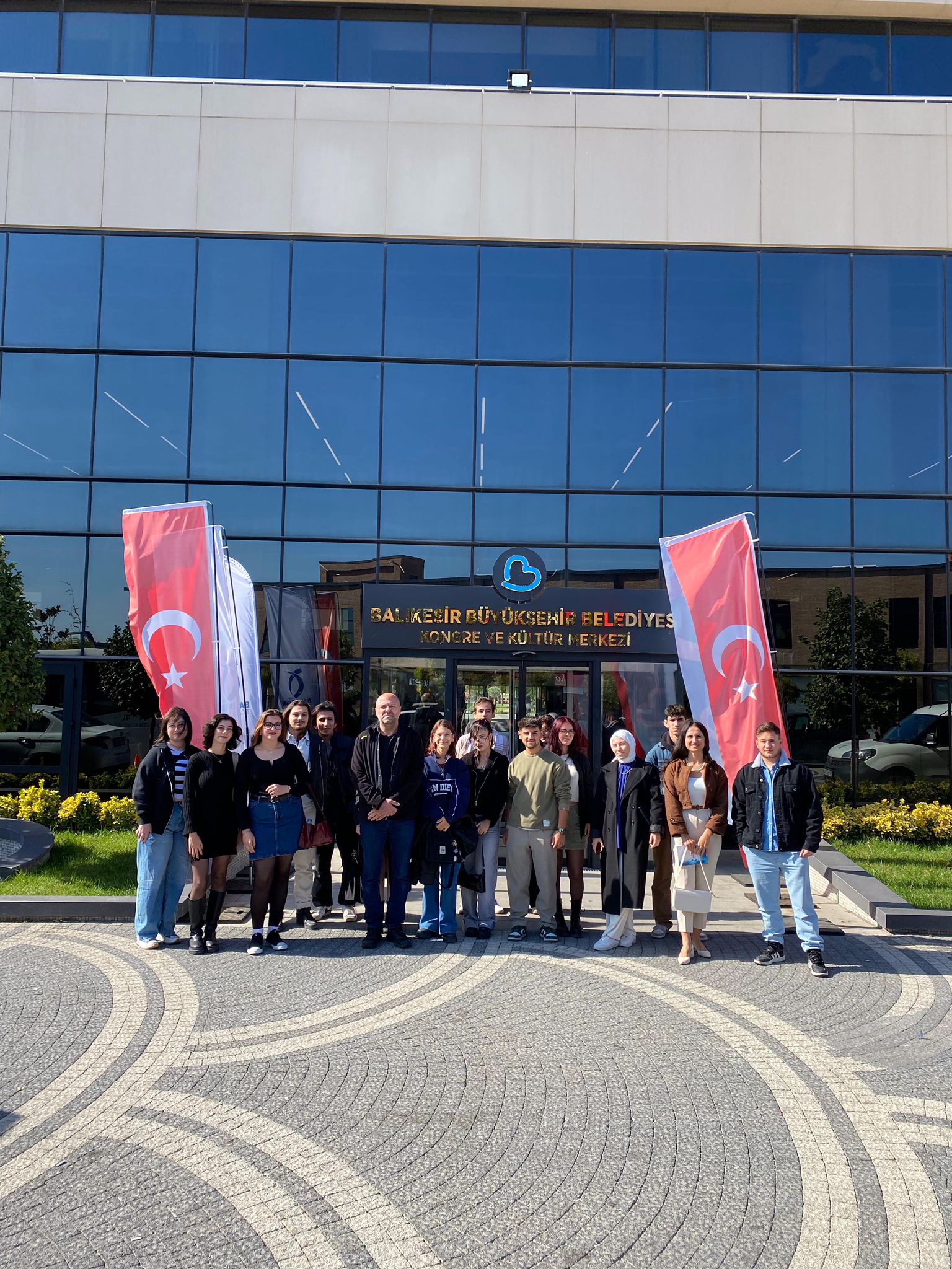 Dış Ticaret Bölümü Öğrencileri Sınır Ötesi E-Ticaret Konferansı'na katıldı