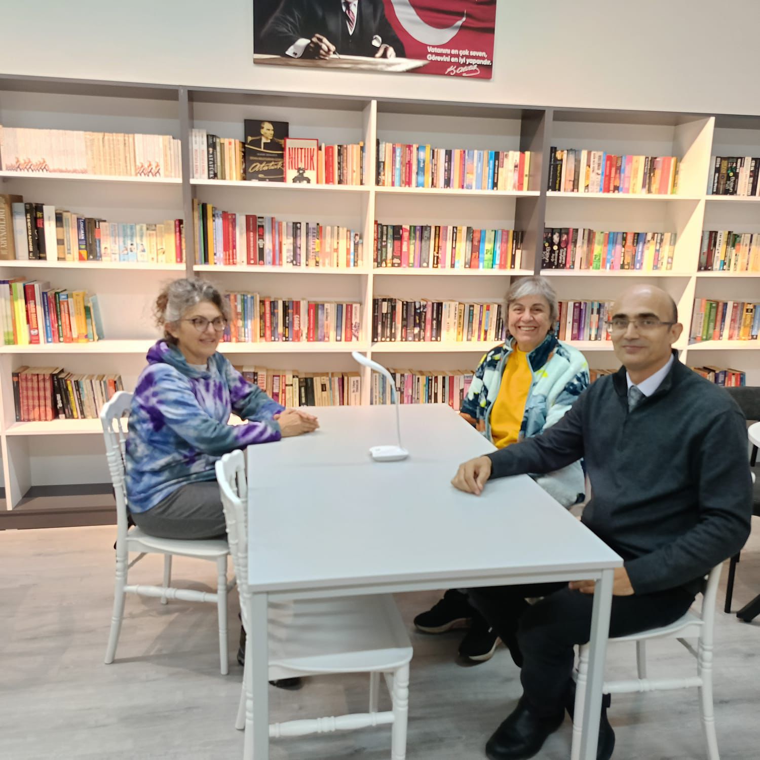 Tıbbi ve Aromatik Bitkiler Programımız öğrencileri için Kitap ve Distilasyon Düzeneği Bağışı