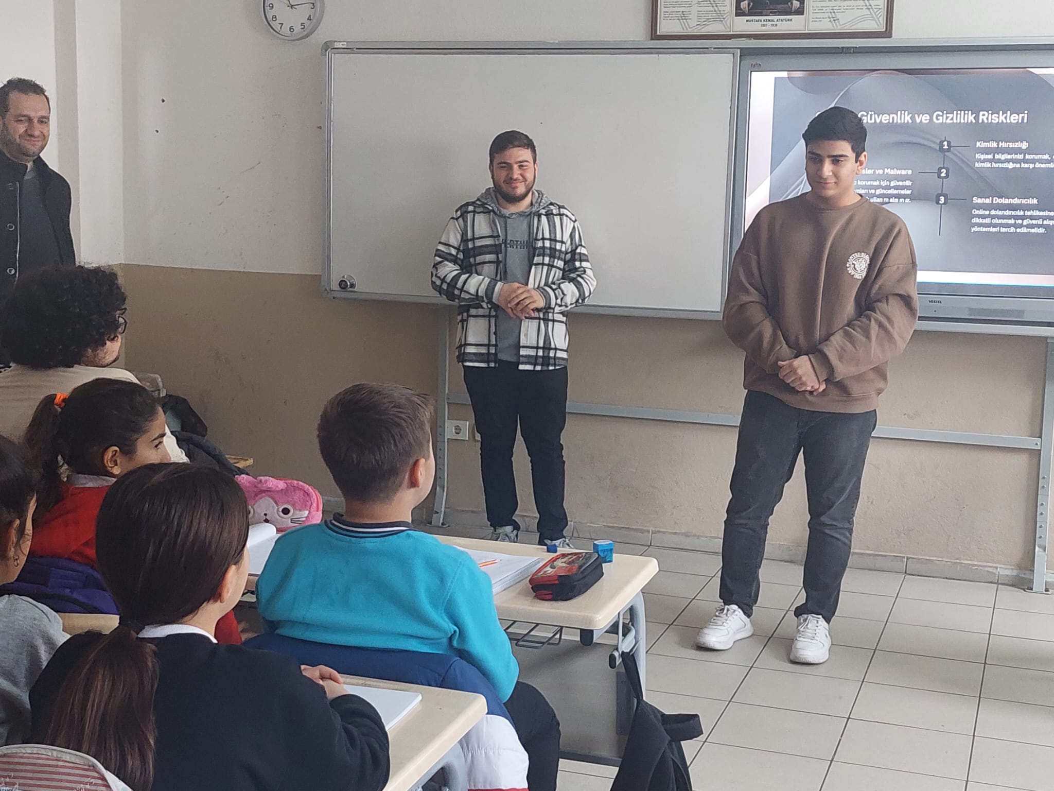 Bilgisayar Programcılığı Öğrencilerimizden Ortaokul Öğrencilerine Bilimsel Destek