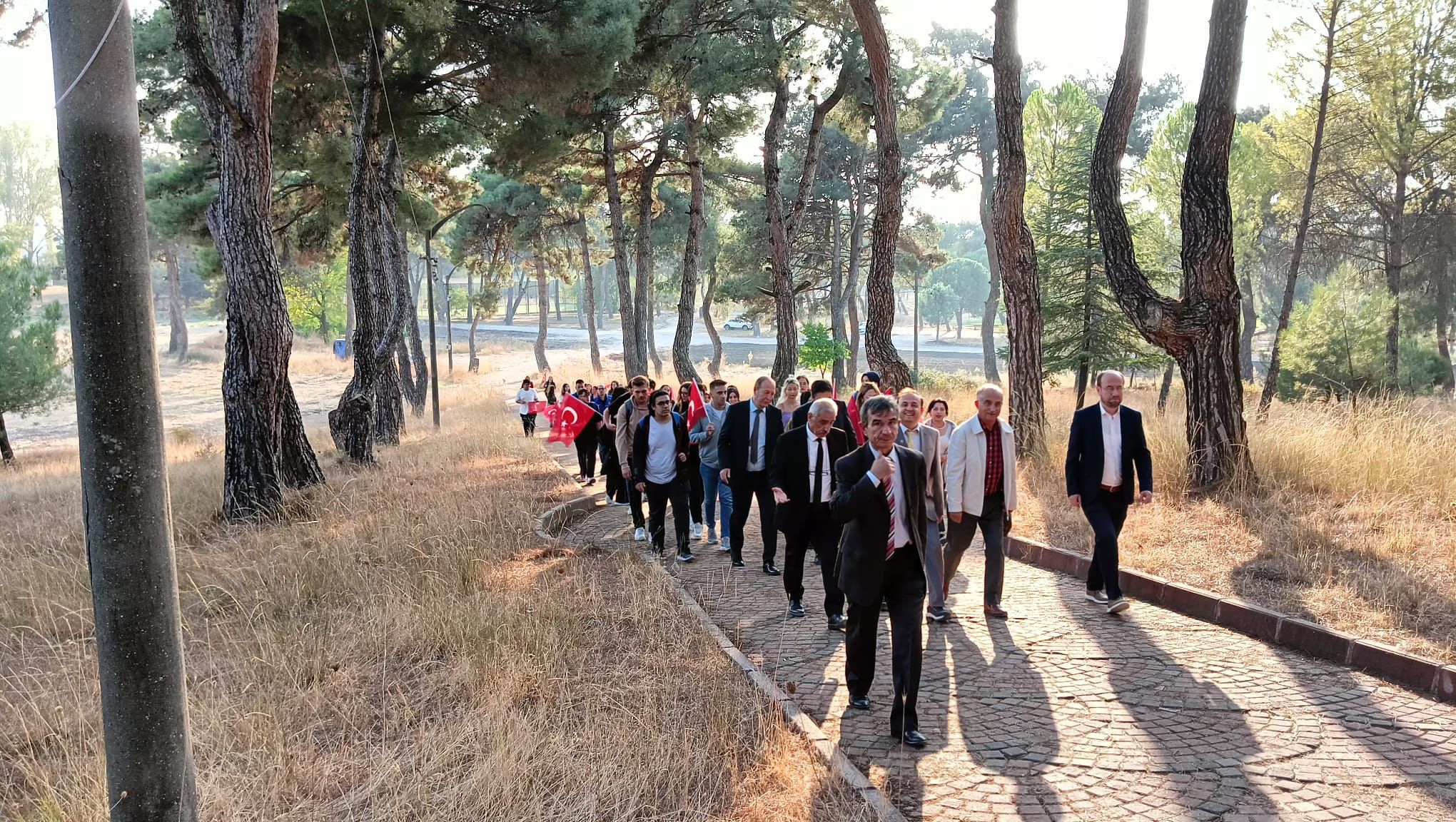 Cumhuriyetimizin 100. Yılında "Şehitlik Anıt Yürüyüşü" düzenlendi. 3